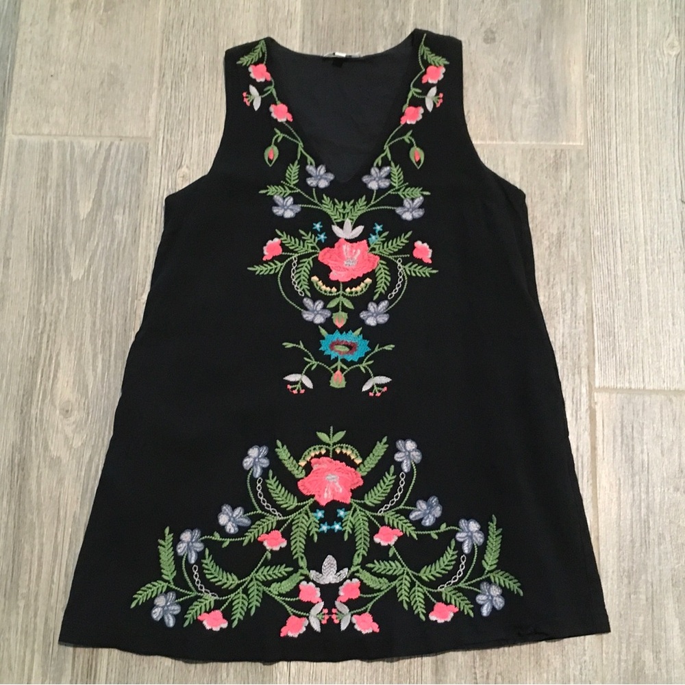 Umgee Women’s Size Small V Neckline Pockets Black Floral Embroidered Mini Dress